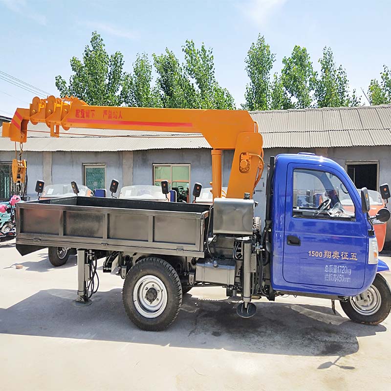 全封閉駕駛室三輪車(chē)隨車(chē)吊 加長(zhǎng)貨箱 油電兩用 副變速