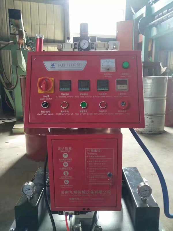 在現(xiàn)場(chǎng)發(fā)泡噴涂聚氨酯泡沫保溫層的設(shè)備
